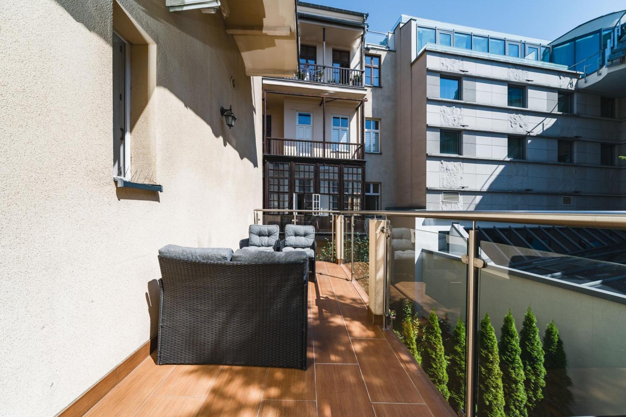 Old Town Luxe Retreat - King Bed - Steps To Main Square Apartamento Cracóvia Exterior foto