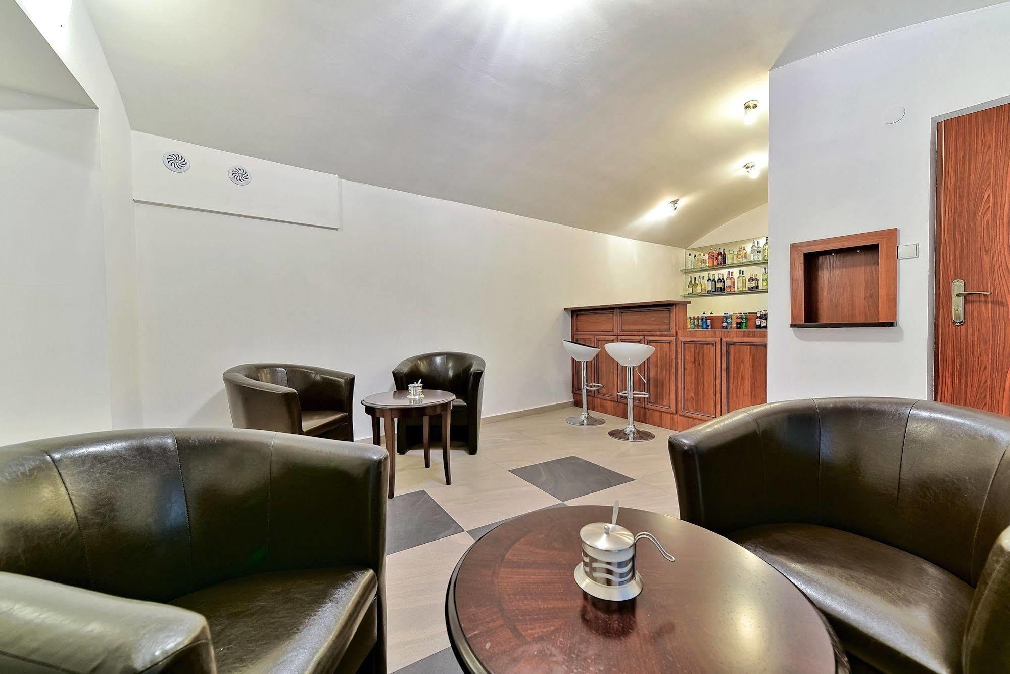 Old Town Luxe Retreat - King Bed - Steps To Main Square Apartamento Cracóvia Exterior foto